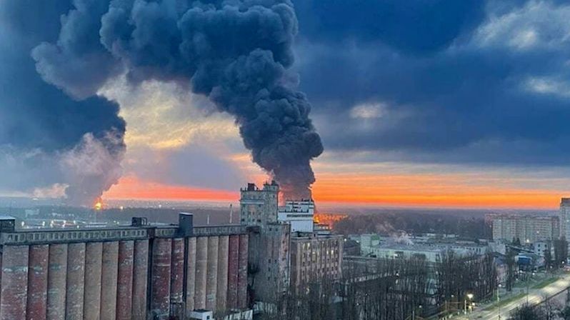 Mohutný požár v ruském Brjansku. Hoří ropný sklad